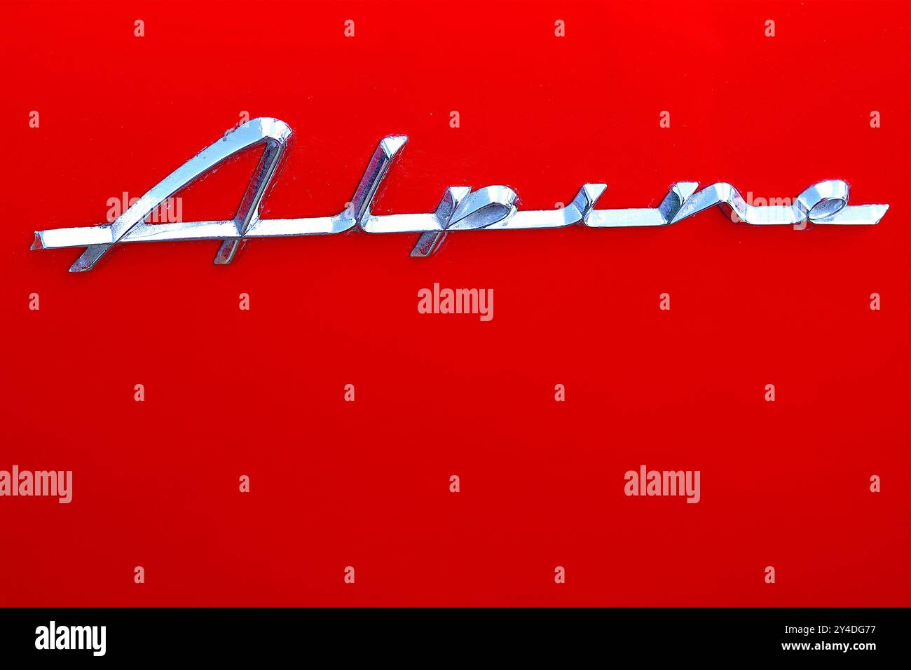 Logo in lega cromata sull'ala anteriore di una cicatrice sportiva rossa Sunbeam Alpine II del 1961 completamente restaurata. Foto Stock