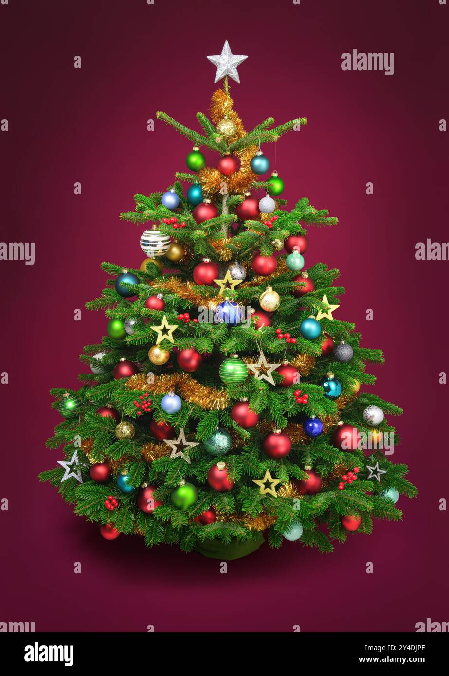 Splendido albero di Natale decorato con ornamenti colorati su uno sfondo rosso scuro. Foto Stock