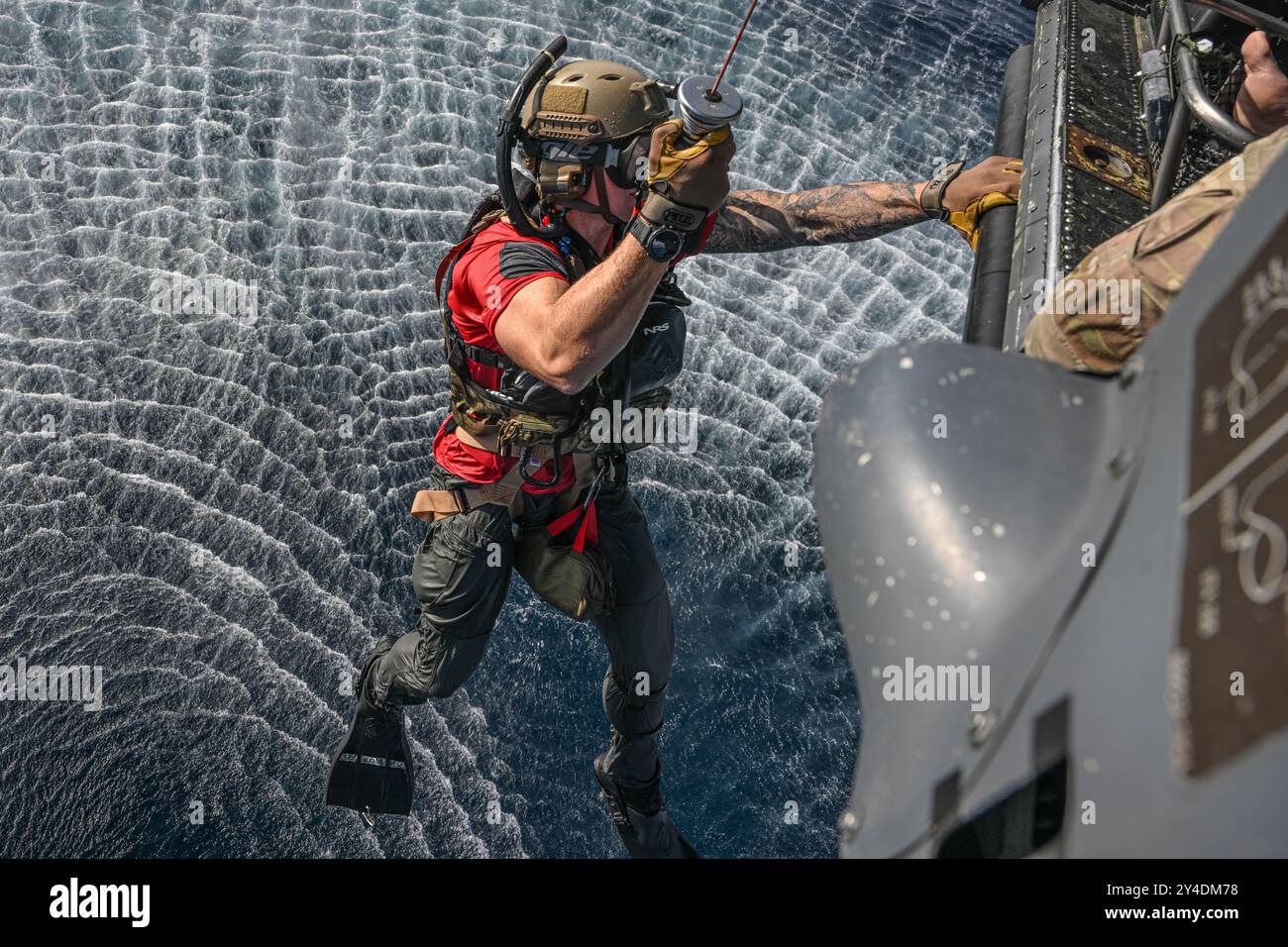 Pola, Croazia. 11 settembre 2024. Un pararescueman della U.S. Air Force, assegnato al 57th Rescue Squadron, si erge su un HH-60G Pave Hawk della U.S. Air Force, assegnato al 56th RQS, durante l'esercitazione PR ACE Croatia 24 vicino a Pola, Croazia, settembre. 11, 2024. Il recupero del personale è la somma degli sforzi militari, diplomatici e civili per preparare ed eseguire il recupero e la reintegrazione del personale isolato. (Immagine di credito: © Joseph Bartoszek/U.S. Air Force/ZUMA Press Wire) SOLO PER USO EDITORIALE! Non per USO commerciale! Foto Stock