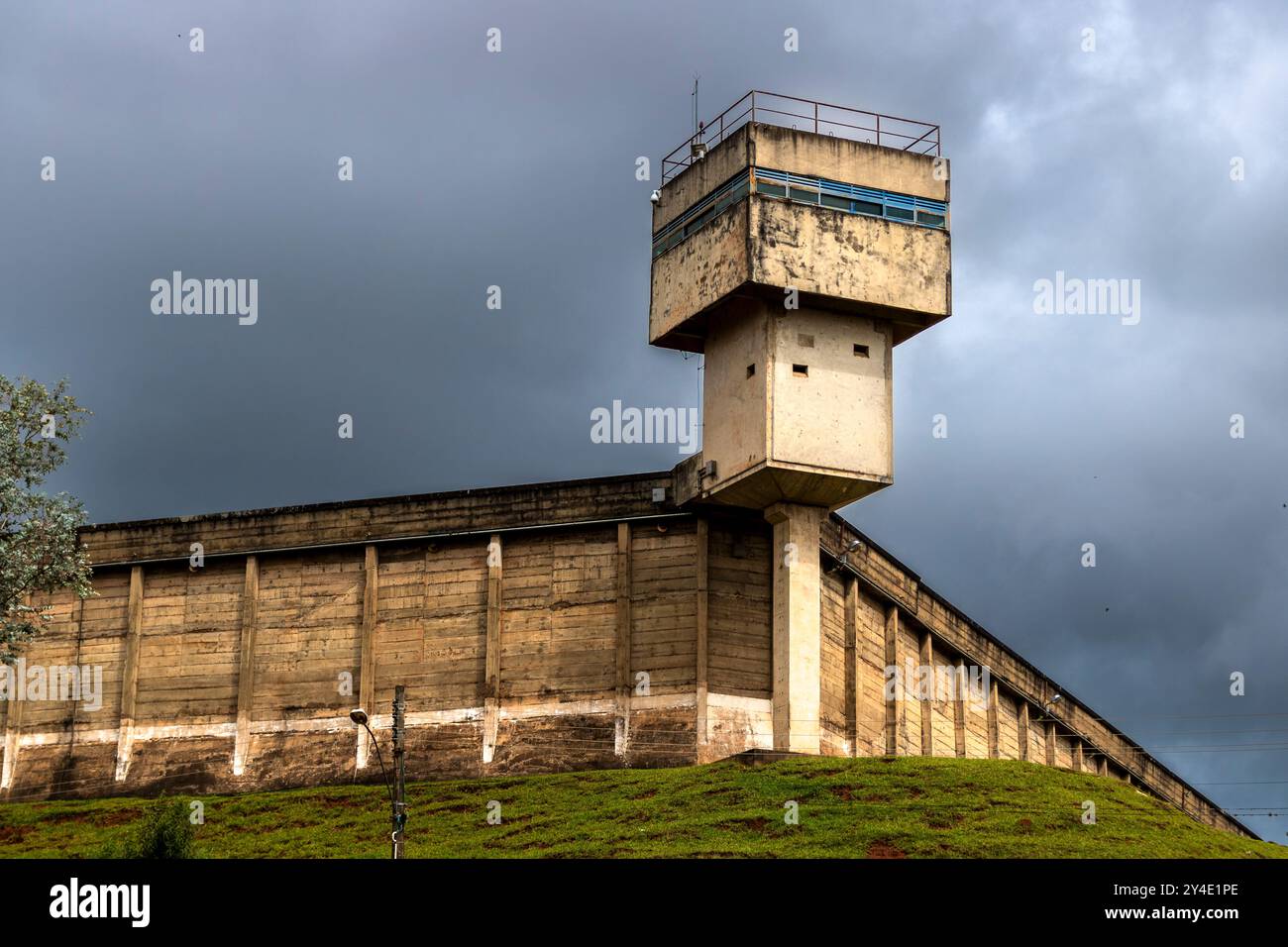 Torre del penitenziario nella città brasiliana. Una torre di guardia all'angolo di un muro di prigione in Brasile Foto Stock