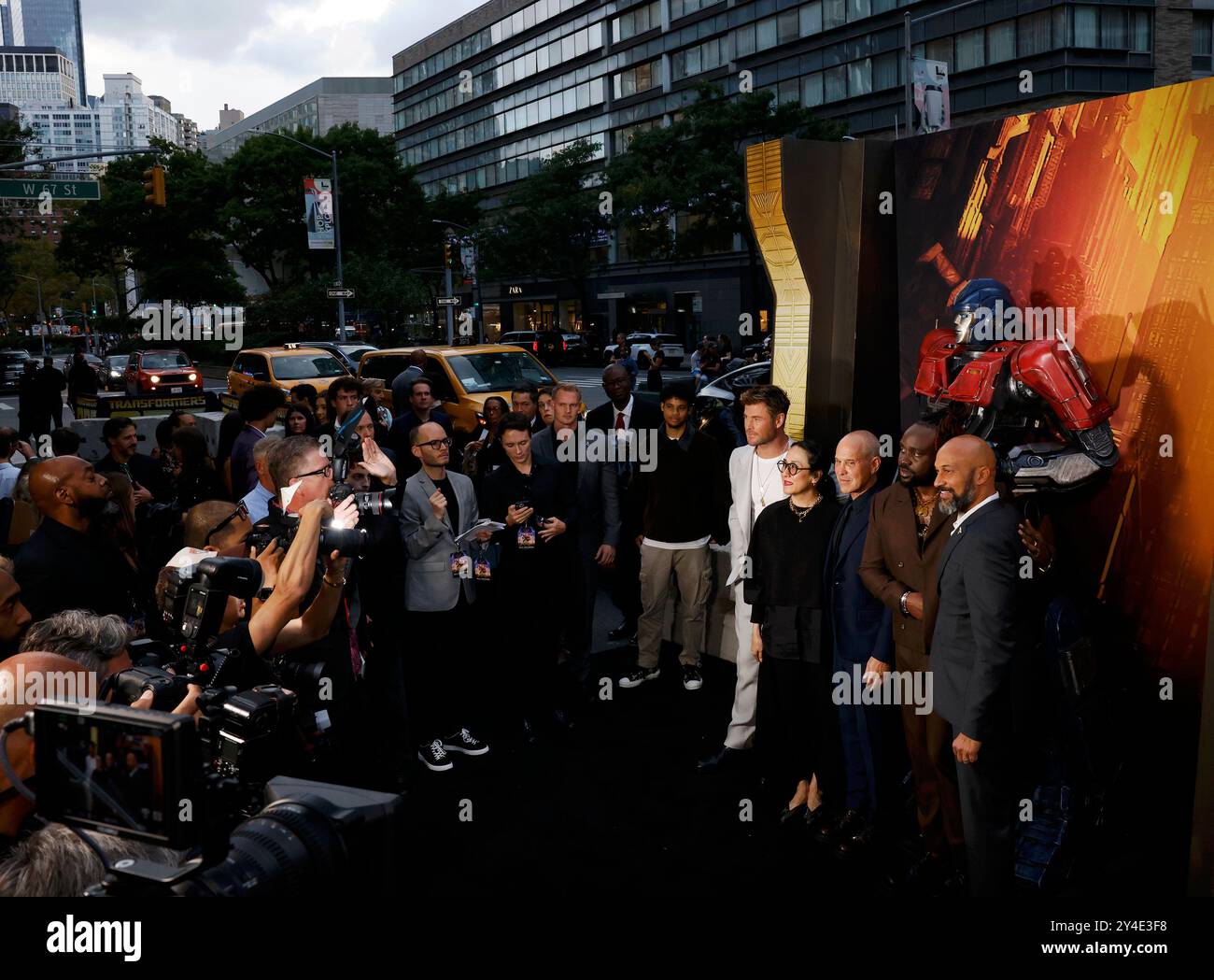 New York, Stati Uniti. 17 settembre 2024. Chris Hemsworth, Ramsey Naito, Brian Robbins, Brian Tyree Henry e Keegan-Michael Key arrivano sul Red carpet alla prima di "Transformers One" martedì 17 settembre 2024 a New York. Foto di John Angelillo/UPI credito: UPI/Alamy Live News Foto Stock