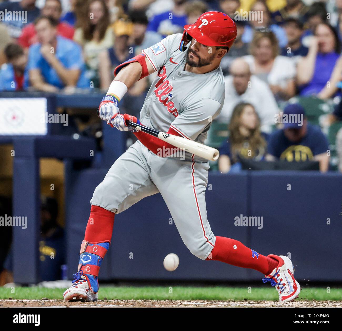 Milwaukee, Stati Uniti. 17 settembre 2024. Il battitore designato dei Philadelphia Phillies Kyle Schwarber batté un singolo nel sesto inning della partita MLB tra i Philadelphia Phillies e i Milwaukee Brewers all'American Family Field di Milwaukee, WI, martedì 17 settembre 2024. Foto di Tannen Maury/UPI. Crediti: UPI/Alamy Live News Foto Stock