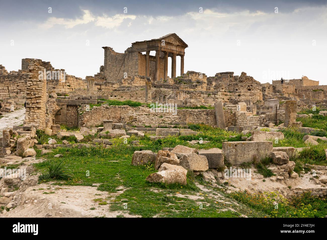 Resti del Campidoglio tra le rovine dell'antica Dougga in Tunisia Foto Stock