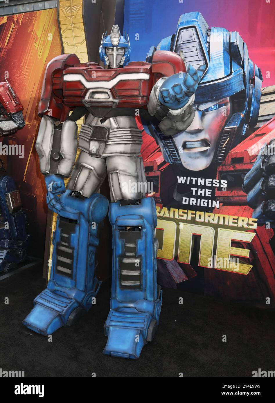 17 settembre 2024, New York, New York, USA: OPTIMUS PRIME visto alla prima americana di Transformer One tenutasi all'AMC Lincoln Square Theater. (Credit Image: © Nancy Kaszerman/ZUMA Press Wire) SOLO PER USO EDITORIALE! Non per USO commerciale! Foto Stock