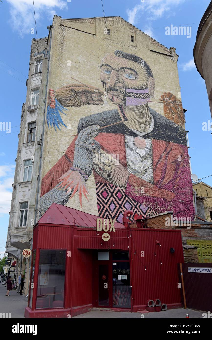 Un murale gigante alla fine di un edificio a Kiev, MSY 2024 Foto Stock