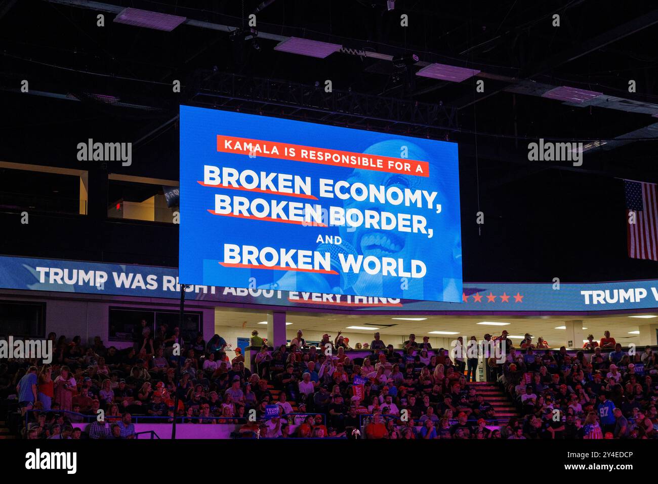 Flint, Stati Uniti. 17 settembre 2024. Gli schermi in un municipio con l'ex presidente Donald Trump a Flint, Mich., il 17 settembre 2024, leggono che "Kamala è responsabile di un'economia rotta, di un confine rotto e di un mondo rotto". (Foto di Andrew Roth/Sipa USA) credito: SIPA USA/Alamy Live News Foto Stock