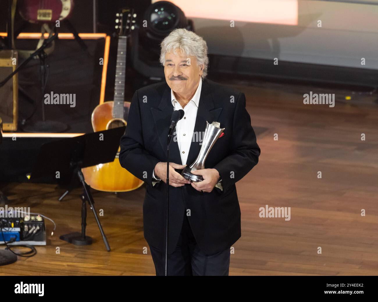 Nashville, Stati Uniti. 18 settembre 2024. Tony Orlando accetta il premio Casino of the Year - Arena al 2024 ACM Honors al Ryman Auditorium il 21 agosto 2024, a Nashville, Tennessee. (Foto: Amiee Stubbs/imageSPACE)/Sipa USA credito: SIPA USA/Alamy Live News Foto Stock