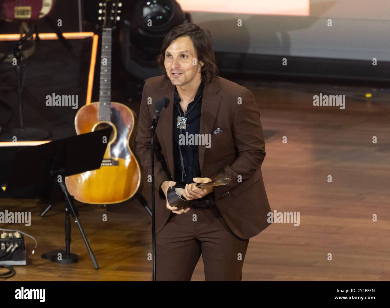 Nashville, Stati Uniti. 18 settembre 2024. Charlie Worsham accetta il premio Acoustic Guitar Player of the Year al 2024 ACM Honors al Ryman Auditorium il 21 agosto 2024, a Nashville, Tennessee. (Foto: Amiee Stubbs/imageSPACE)/Sipa USA credito: SIPA USA/Alamy Live News Foto Stock