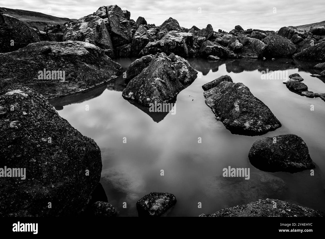 Storurd vicino al Borgarfiordur Eystri i massi giganti un'oasi di prati e laghi circondata da montagne di tufo a strapiombo e frastagliate Foto Stock