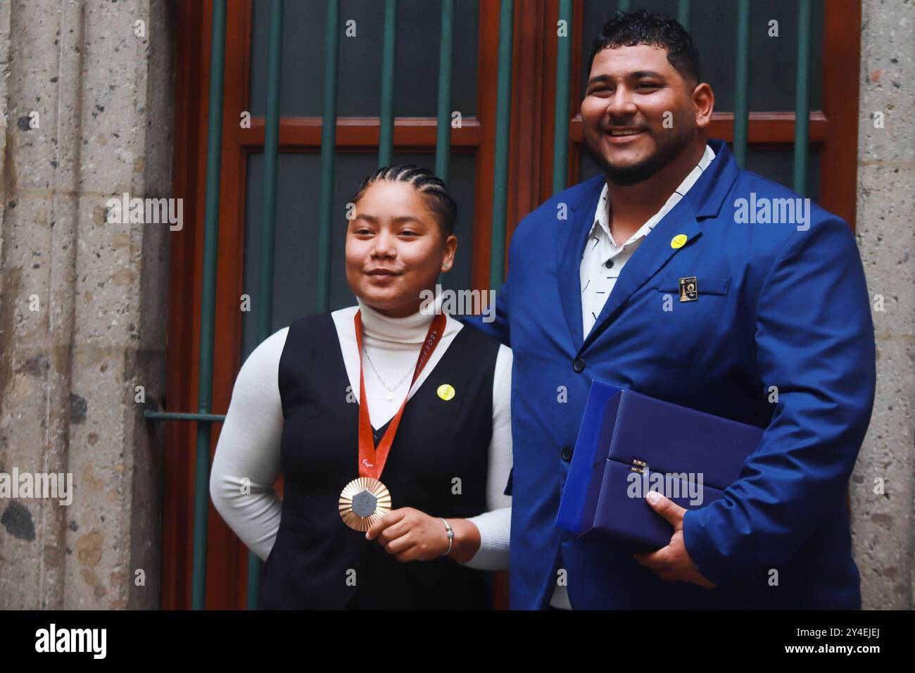 Cerimonia di consegna dei premi per gli atleti olimpici e paralimpici di Parigi 2024 Osiris Machado e Daniel Pardo posa durante la cerimonia di consegna dei premi per gli atleti messicani che partecipano ai Giochi Olimpici e Paralimpici di Parigi 2024, cerimonia tenutasi presso il Palazzo Nazionale. Il 17 settembre 2024 a città del Messico, Messico. Città del Messico CDMX Messico Copyright: XCarlosxSantiagox Foto Stock