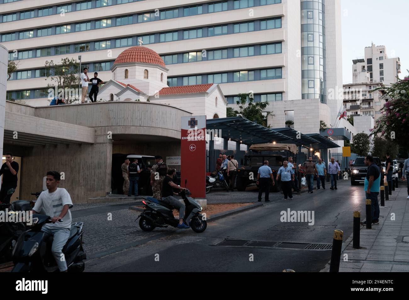 I feriti vengono portati all'ospedale di San Giorgio a Beirut il 17 settembre 2024, dopo che le esplosioni hanno colpito luoghi in diverse roccaforti di Hezbollah intorno al Libano tra le tensioni transfrontaliere in corso tra Israele e i combattenti di Hezbollah. Almeno nove persone sono state uccise e migliaia sono rimaste ferite dopo che martedì pomeriggio in Libano sono esplosi cercapersone, usato da Hezbollah. Il ministero della salute dice che 200 dei feriti sono in condizioni critiche. Hezbollah ha incolpato Israele per l'"aggressione peccaminosa”, dicendo che il paese otterrà la sua "giusta punizione”. Foto di Sandro Basili/ABACAPR Foto Stock