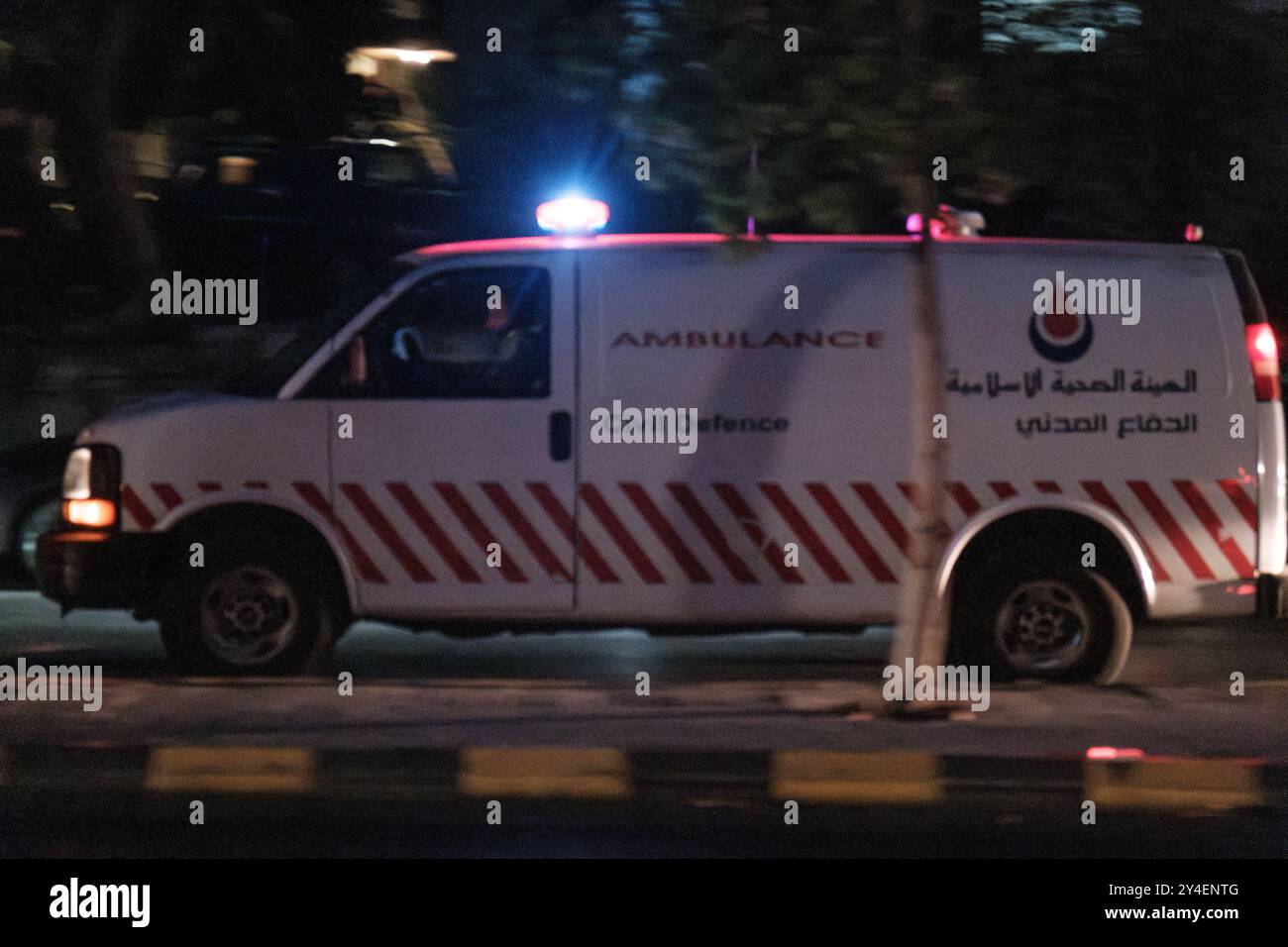 I feriti vengono portati all'ospedale di San Giorgio a Beirut il 17 settembre 2024, dopo che le esplosioni hanno colpito luoghi in diverse roccaforti di Hezbollah intorno al Libano tra le tensioni transfrontaliere in corso tra Israele e i combattenti di Hezbollah. Almeno nove persone sono state uccise e migliaia sono rimaste ferite dopo che martedì pomeriggio in Libano sono esplosi cercapersone, usato da Hezbollah. Il ministero della salute dice che 200 dei feriti sono in condizioni critiche. Hezbollah ha incolpato Israele per l'"aggressione peccaminosa”, dicendo che il paese otterrà la sua "giusta punizione”. Foto di Sandro Basili/ABACAPR Foto Stock