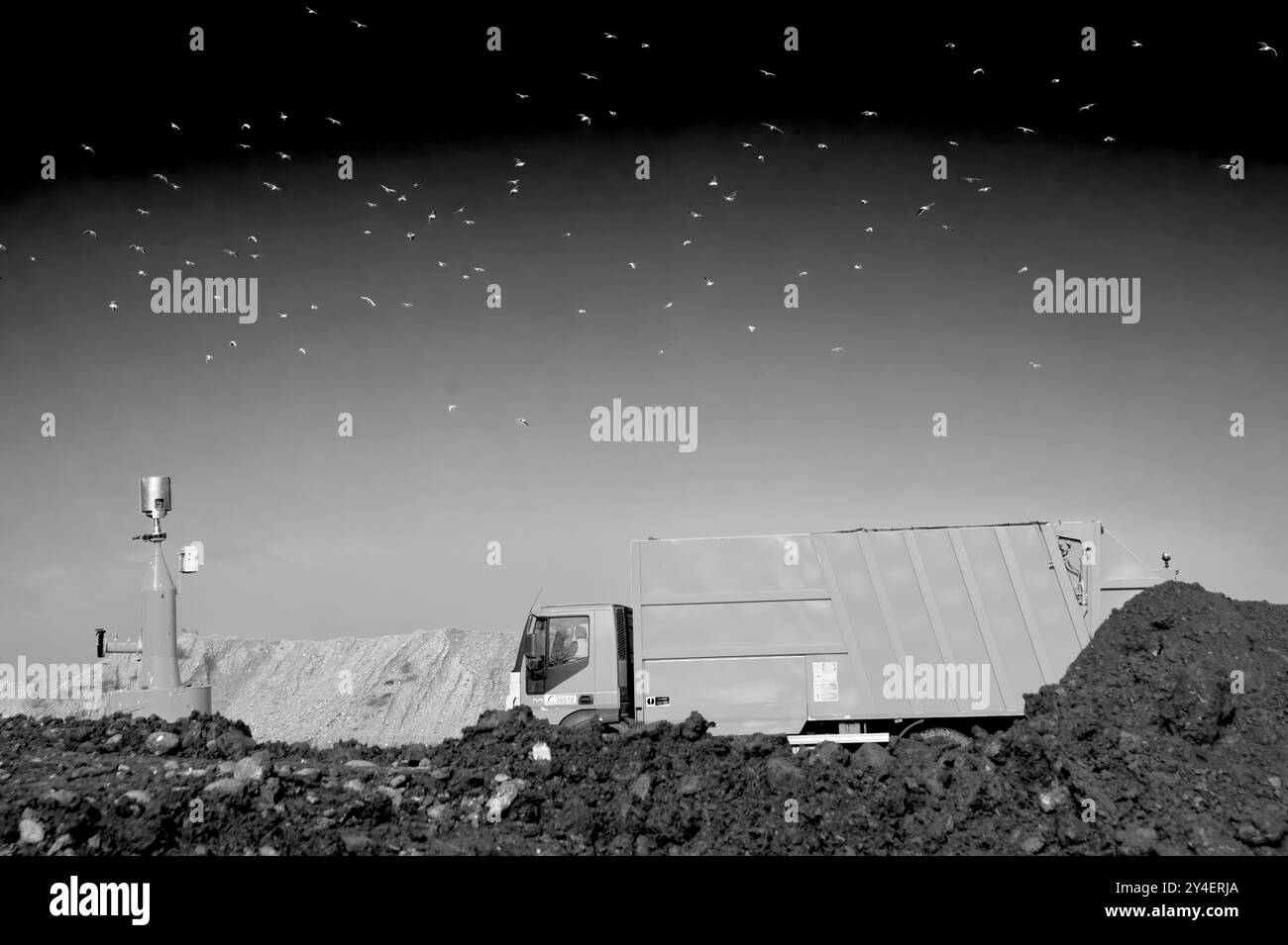 Discarica municipale di rifiuti. Lavoratori con autocarri e bulldozer al lavoro in discarica per lo stoccaggio dei rifiuti. Foto Stock