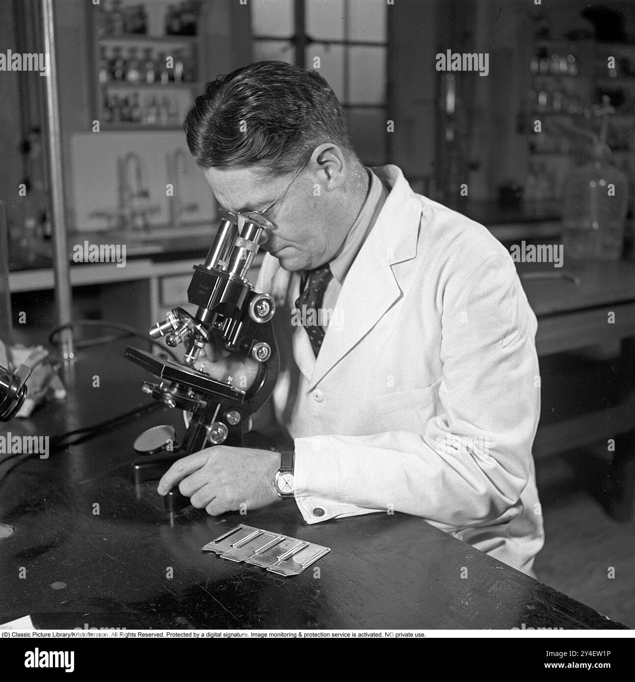 Howard Florey. 1898-1968. Farmacologo australiano che ha condiviso il Premio Nobel per la fisiologia o la medicina 1945 con Alexander Fleming e Ernst Chain. Sebbene Fleming abbia ricevuto la maggior parte del merito per la scoperta della penicillina, sono stati Florey e il suo team all'Università di Oxford a trasformarla in un farmaco utile ed efficace, dieci anni dopo che Fleming aveva abbandonato il suo sviluppo. Nella foto nel laboratorio dell'ospedale St. Marys. KG Kristoffersson rif S95-1 (scansionato dal suo originale negativo disponibile in grande formato su richiesta.) Kristoffersson era uno dei più giovani fotografi di guerra quando F Foto Stock