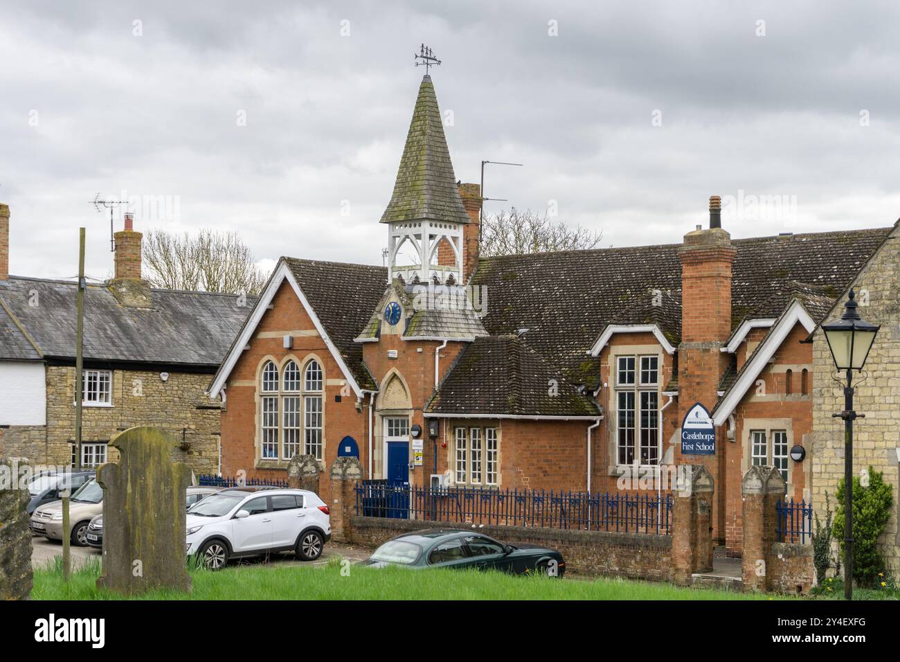 First School, Castlethorpe Village, Buckinghamshire, Regno Unito; una piccola scuola ospitata in un caratteristico edificio vittoriano Foto Stock