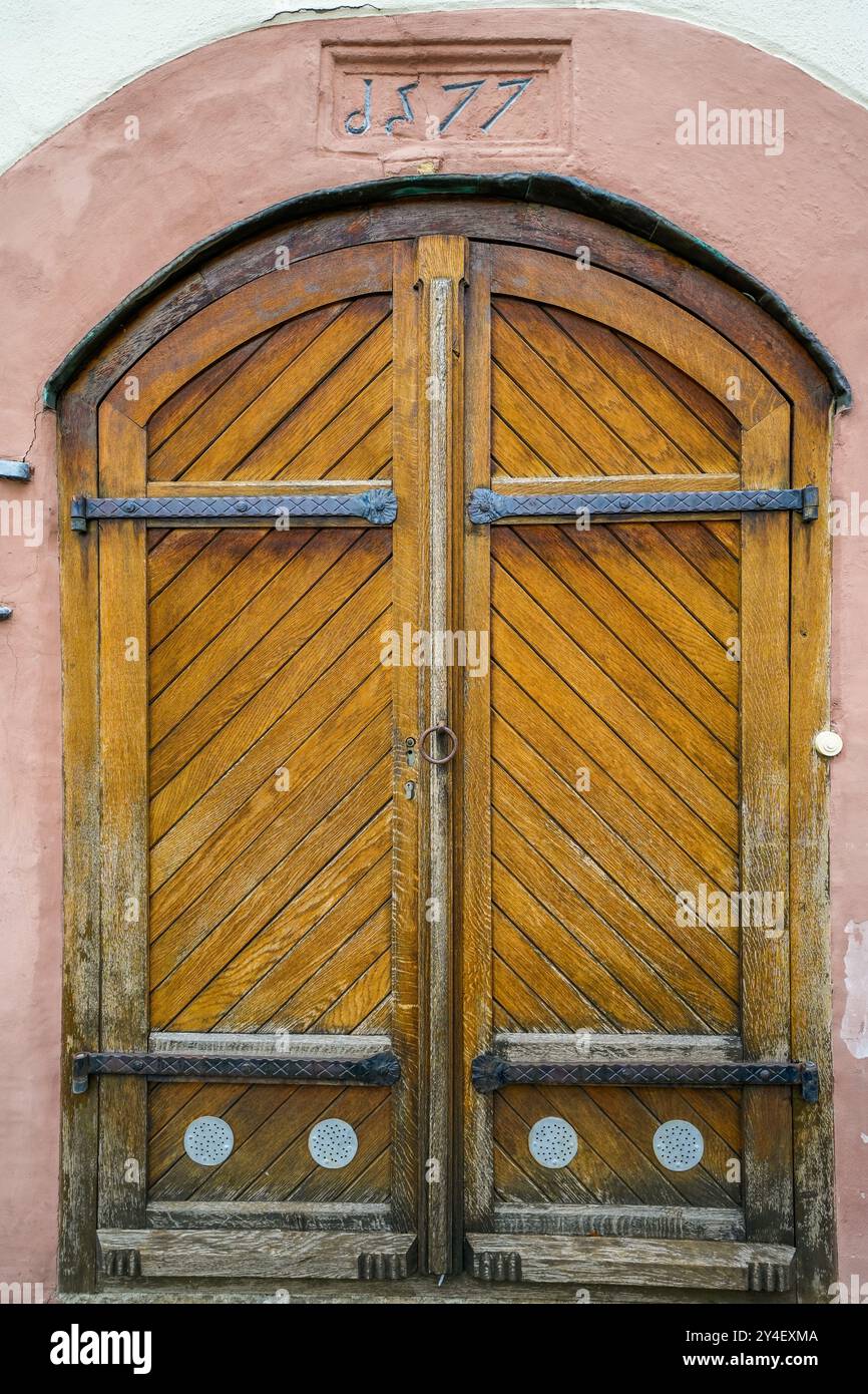 Antica porta in legno con accessori in ferro. Foto Stock