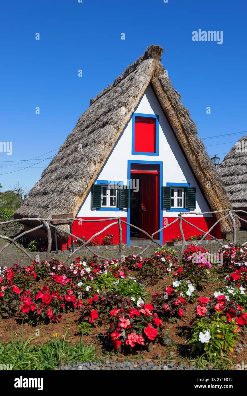 Tradizionali case triangolari di Madeira a Santana, Madeira, Portogallo. Foto Stock