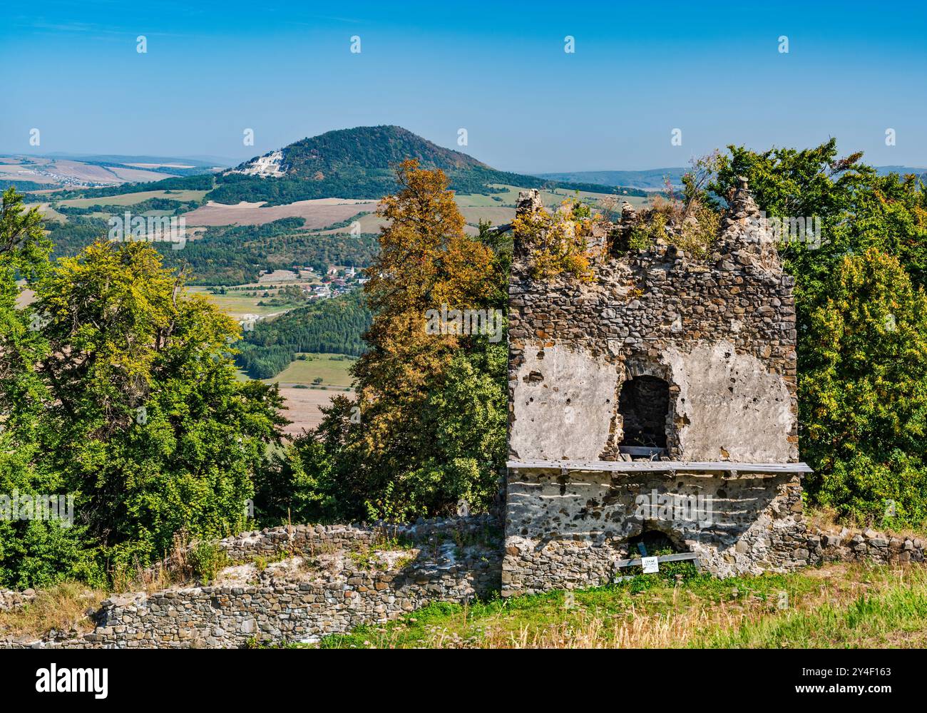 Vista della catena montuosa di Čergov dal castello di Saris, XIII secolo, vicino a Veľký Šariš e Presov, Carpazi occidentali, regione di Presov, Slovacchia Foto Stock