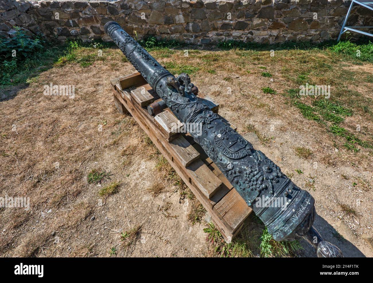 Antico cannone al bastione della fortezza, al castello di Saris, XIII secolo, vicino a Veľký Šariš e Presov, Carpazi occidentali, regione di Presov, Slovacchia Foto Stock