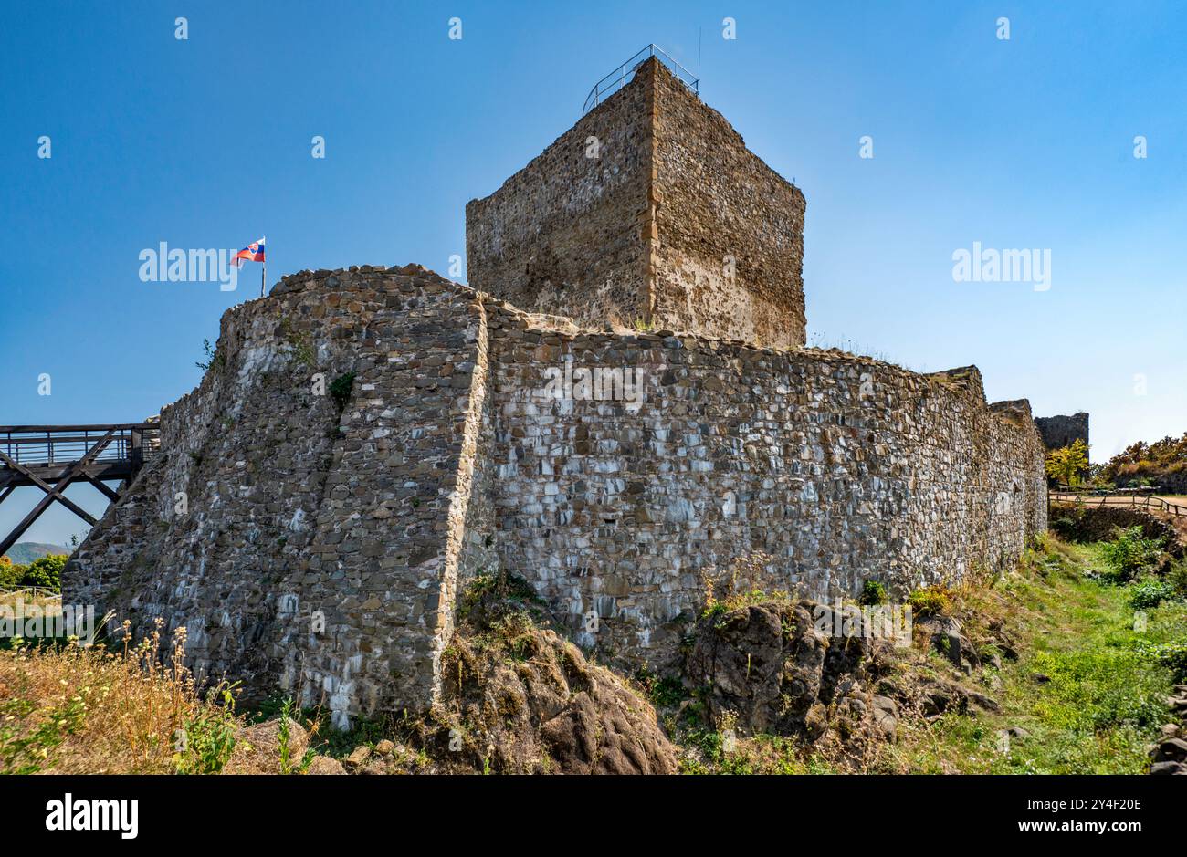 Il mastio, le mura perimetrali del castello di Saris, XIII secolo, vicino a Veľký Šariš e Presov, Carpazi occidentali, regione di Presov, Slovacchia Foto Stock