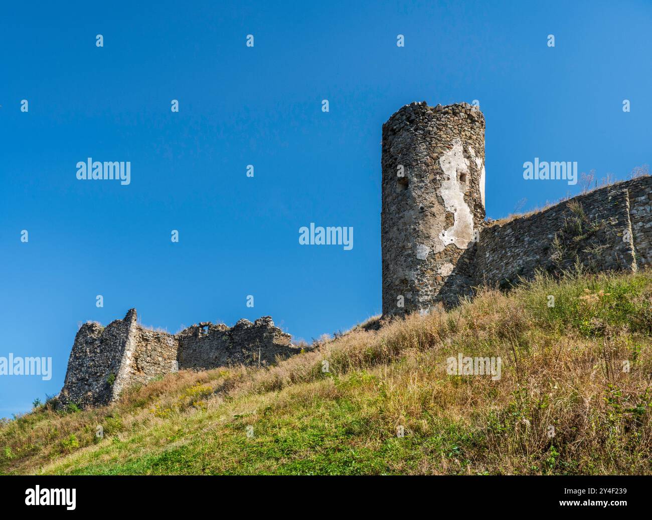 Mura perimetrali e bastioni visti dall'esterno al castello di Saris, XIII secolo, vicino a Veľký Šariš e Presov, Carpazi occidentali, Slovacchia Foto Stock