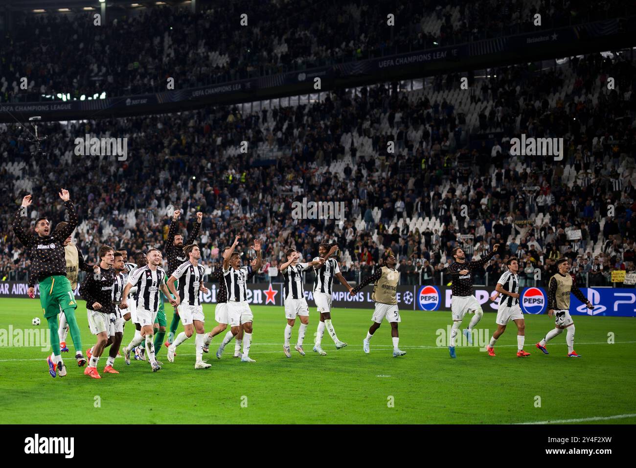 Torino, Italia. 17 settembre 2024. I giocatori della Juventus FC celebrano la vittoria al termine della partita di calcio della UEFA Champions League tra Juventus FC e PSV Eindhoven. Nicolò campo/Alamy Live News Foto Stock