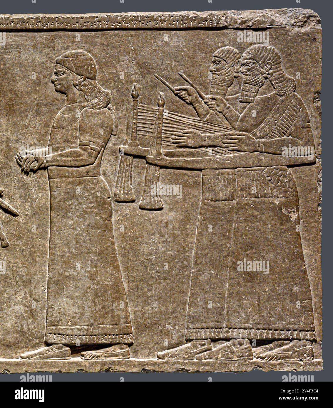 7381. Re assiro Ashurnasirpal II, 883-859 a.C. (Centro), sollievo che mostra i musicisti in una celebrazione nella corte reale di Nimrud, Northwest Palace. Foto Stock