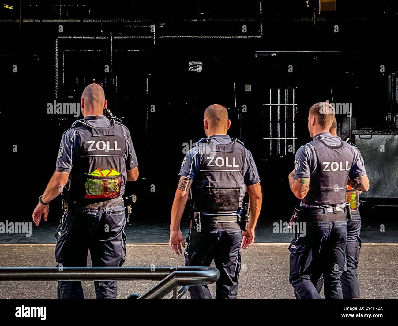 Zollbeamte, Zollkontrollen, Grenzschutz, illegale Einwanderung, Sicherheitsmaßnahmen, Drogenrazzien, Schmuggelbekämpfung, Zolloperationen, Terrorabwehr, Menschenhandel, EU-Außengrenzen, innere Sicherheit, Zollüberwachung, nationale Sicherheit, Zollvergehen, Grenzkriminalität, präventive Maßnahmen, Zollfahndung, Kontrolle von Warenströmen, Festnahmen, Ermittlungen, Einsatzkräfte, Symbolfoto. *** Funzionari doganali, controlli doganali, protezione delle frontiere, immigrazione clandestina, misure di sicurezza, incursioni di droga, anti-contrabbando, operazioni doganali, antiterrorismo, tratta di esseri umani, frontiere esterne dell’UE, Foto Stock