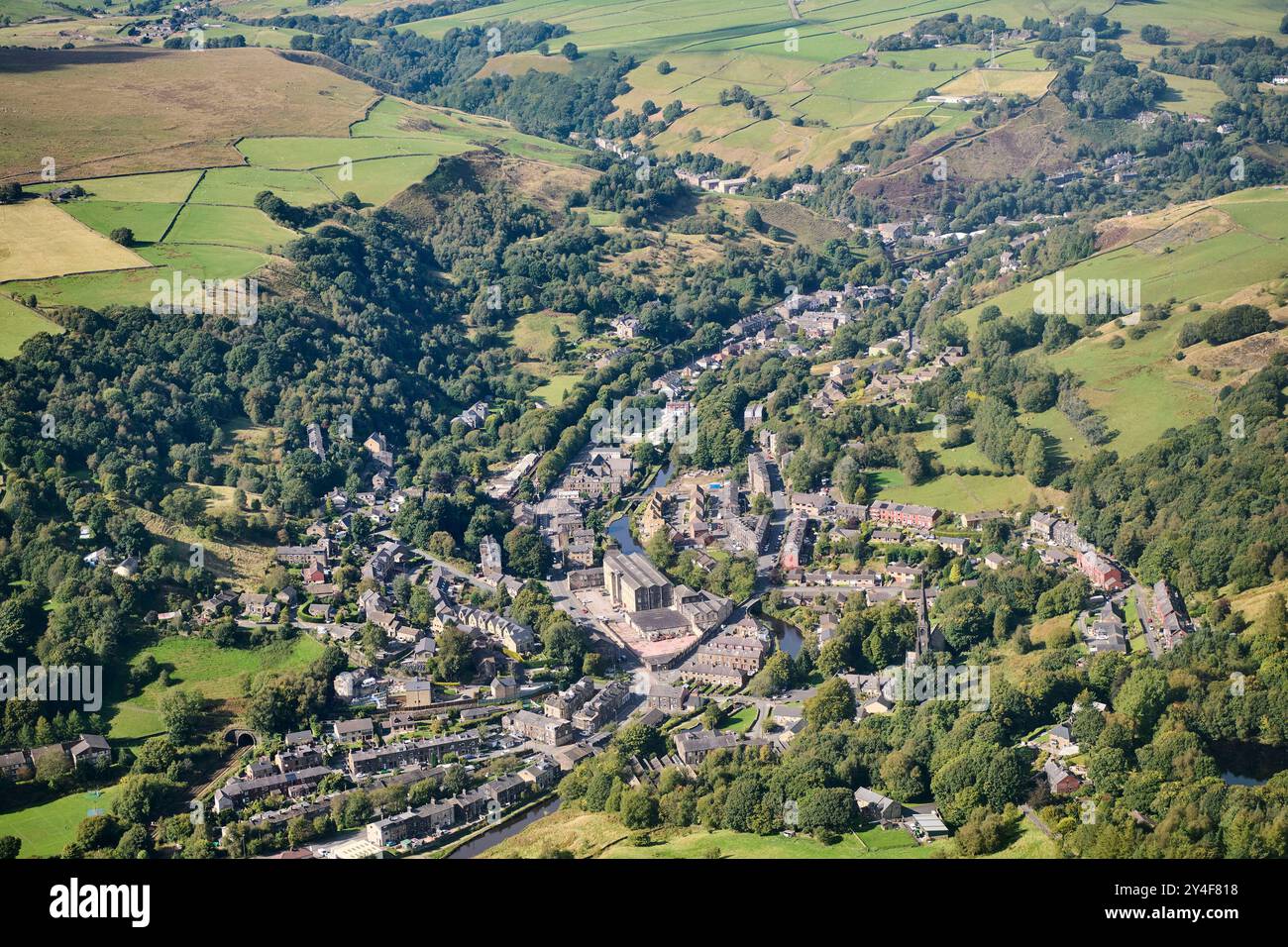 Una fotografia aerea dell'ex città mulino pennine di Walsden, vicino a Todmorden, Inghilterra nord-occidentale, Regno Unito Foto Stock
