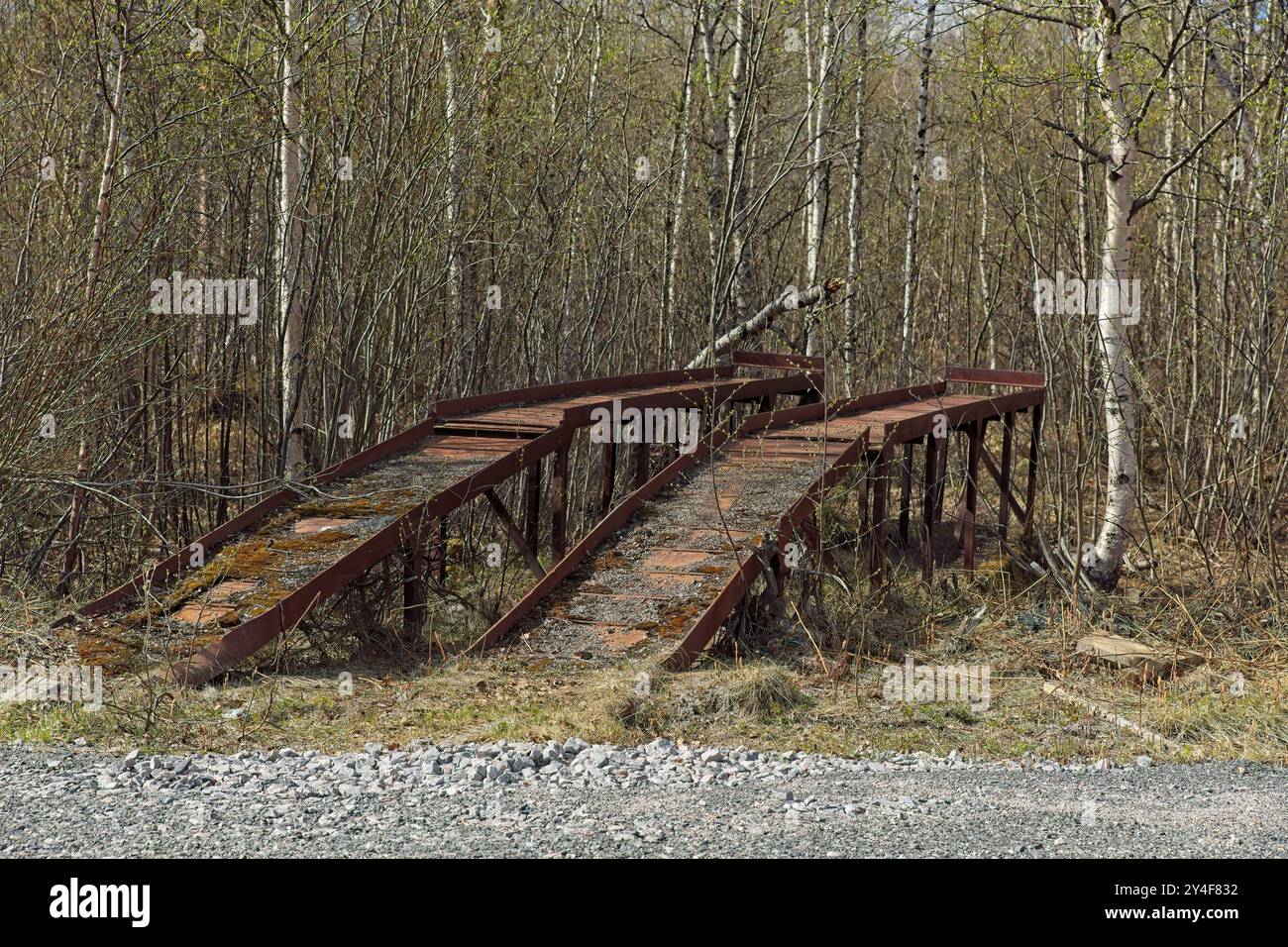 Vecchia rampa di riparazione di auto arrugginita abbandonata per riparare le auto. Foto Stock