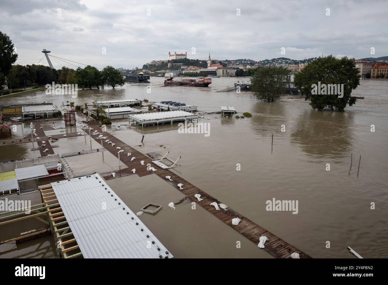 BRATISLAVA, SLOVACCHIA - 17 settembre 2024: Le acque alte del Danubio hanno inondato l'intero bacino di Tyrsovo sulla Petrzalka, Bratislava Foto Stock