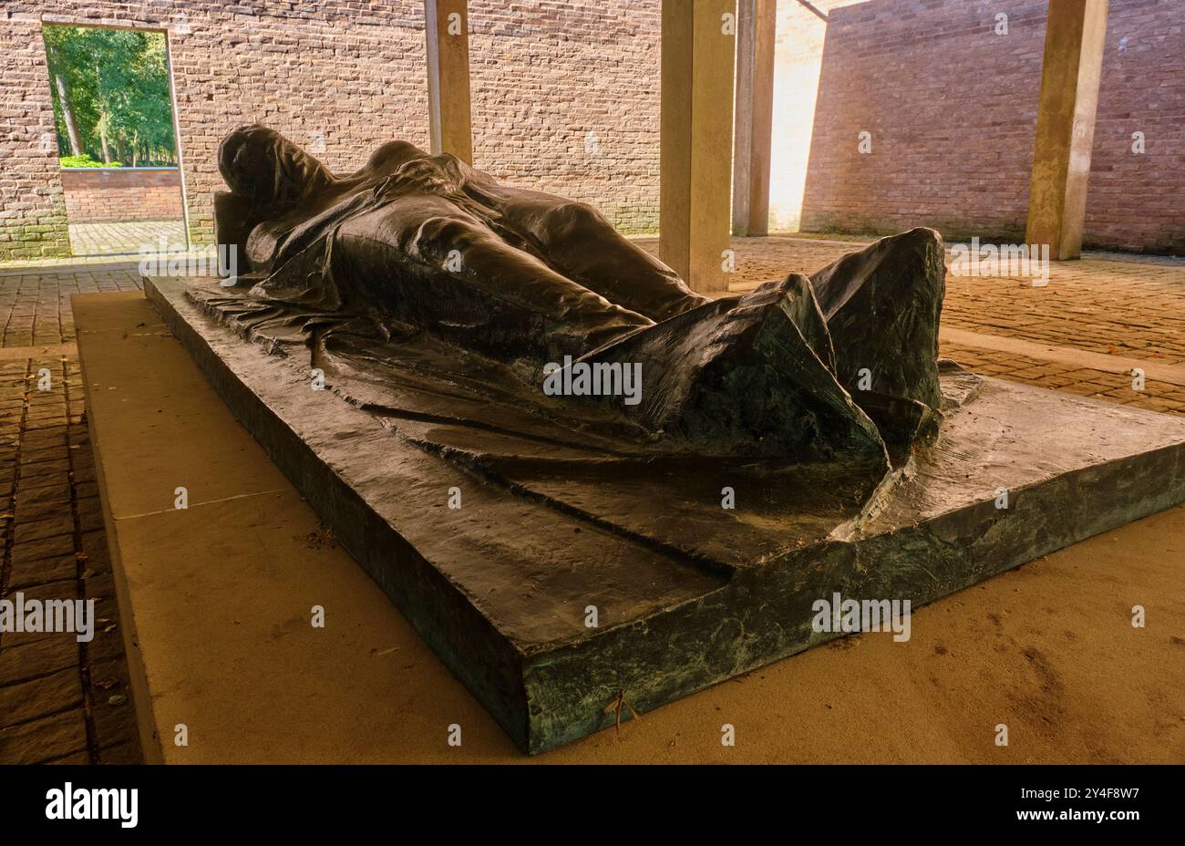 Scultura del soldato caduto di Hans Wimmer al cimitero militare tedesco, Cannock Chase, Staffordshire Foto Stock