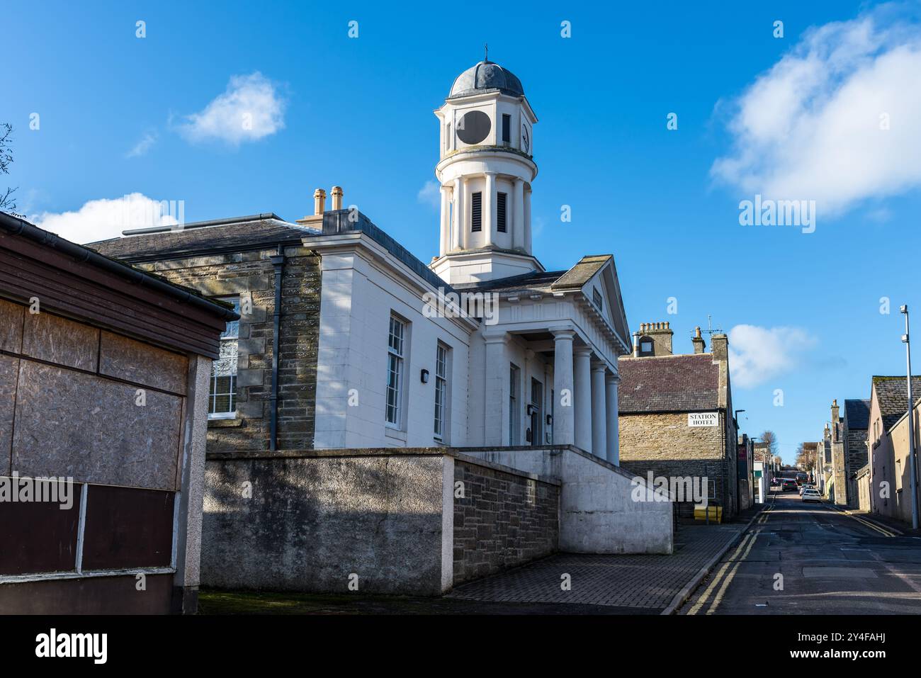 Thurso, Scozia, Regno Unito - 27 ottobre 2023: Vista sulla strada di giorno con Thurso Library and Station Hotel a Thurso, Caithness, Scozia, Regno Unito. Scot Foto Stock