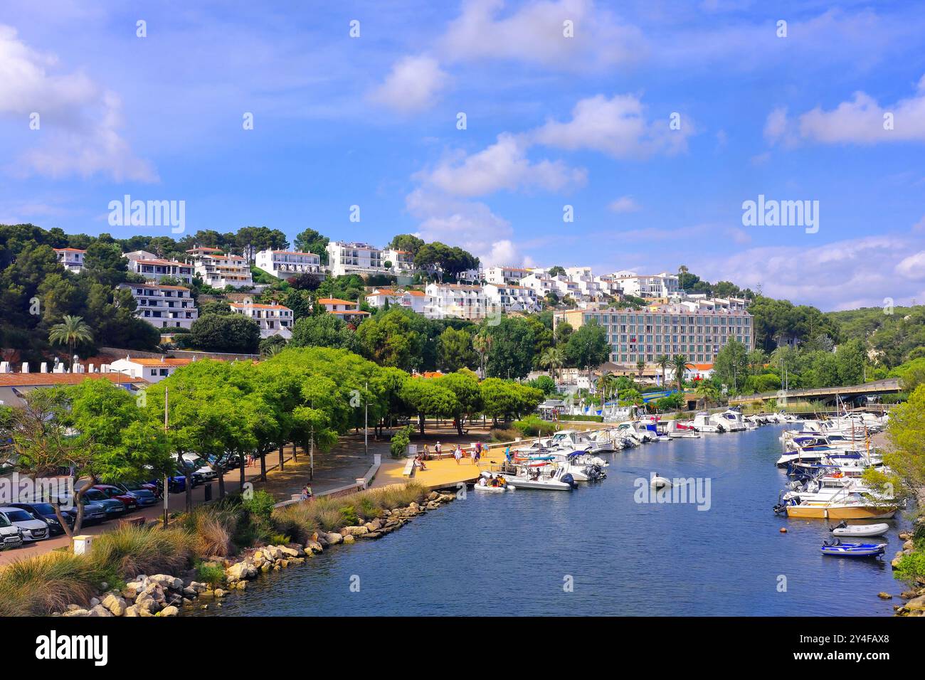 Spagna, Isole Baleari, Minorca: Vista della spiaggia urbana di Galdana e dei suoi edifici fronte spiaggia, una piccola località balneare sull'isola Foto Stock