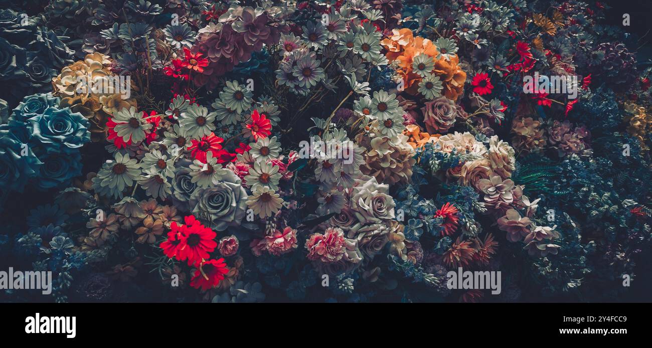 Una composizione floreale d'ispirazione vintage con una varietà di fiori artificiali, tra cui rose rosse, rose blu e margherite. Foto Stock