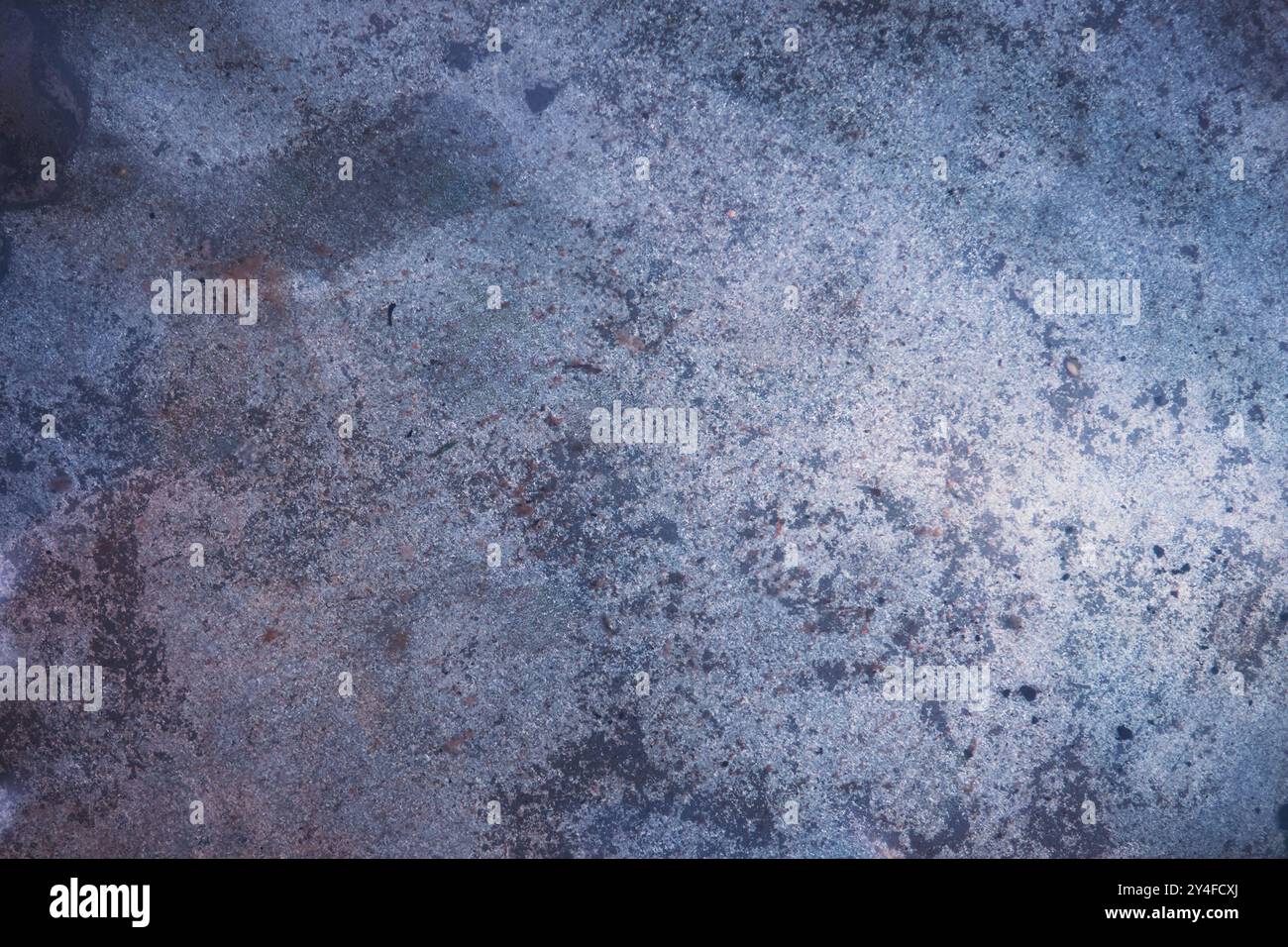 Sfondo metallico diventato blu dopo essere stato acceso dal fuoco, idea per uno sfondo naturale o un mockup Foto Stock