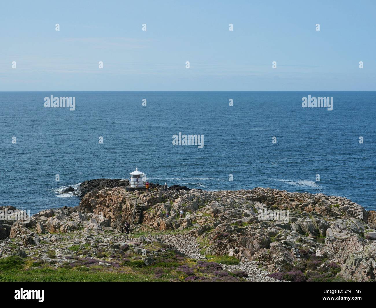 Piccolo faro bianco di Kullaberg sulla costa rocciosa di Kullaberg in Svezia Foto Stock