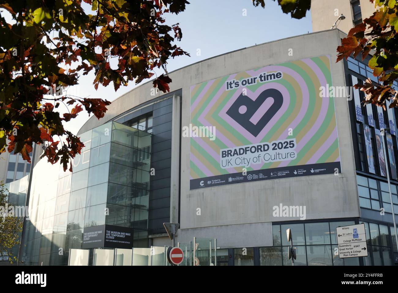 Bradford, Regno Unito 09 17 2024 Un grande striscione Bradford 2025 UK City of Culture posizionato sul lato del Science and Media Museum nel centro della città Foto Stock