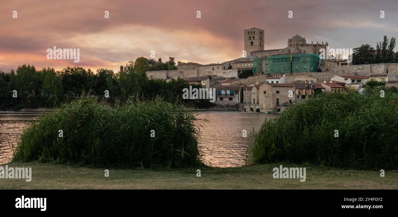 Fotografía de Zamora, vista desde el otro lado del Río Duero al anochecer, con la escena bañada en tonos dorados y anaranjados. Zamora, España Foto Stock