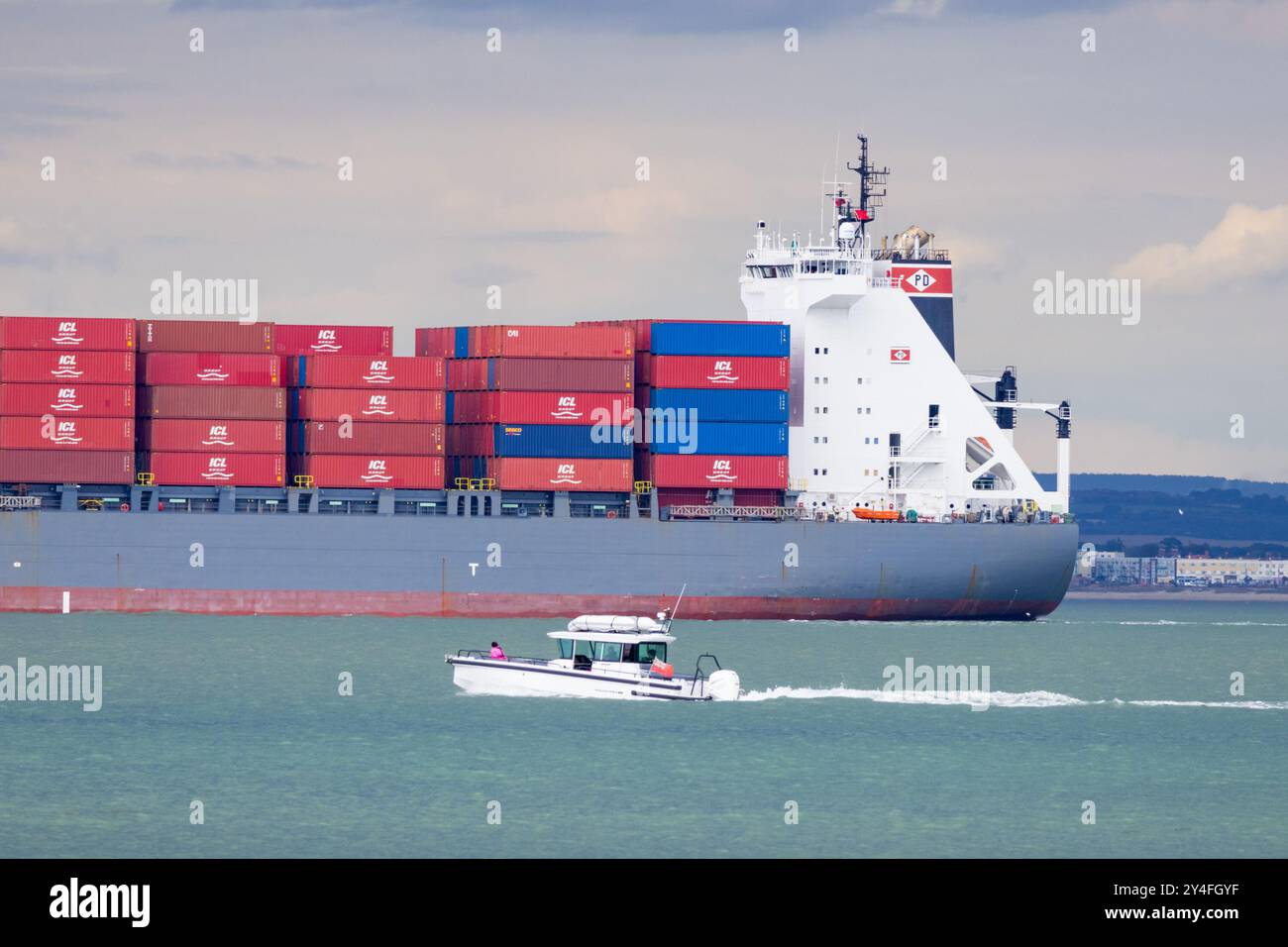 Linea di navigazione nel canale inglese tra l'Isola di Wight e Portsmouth, regno unito Foto Stock