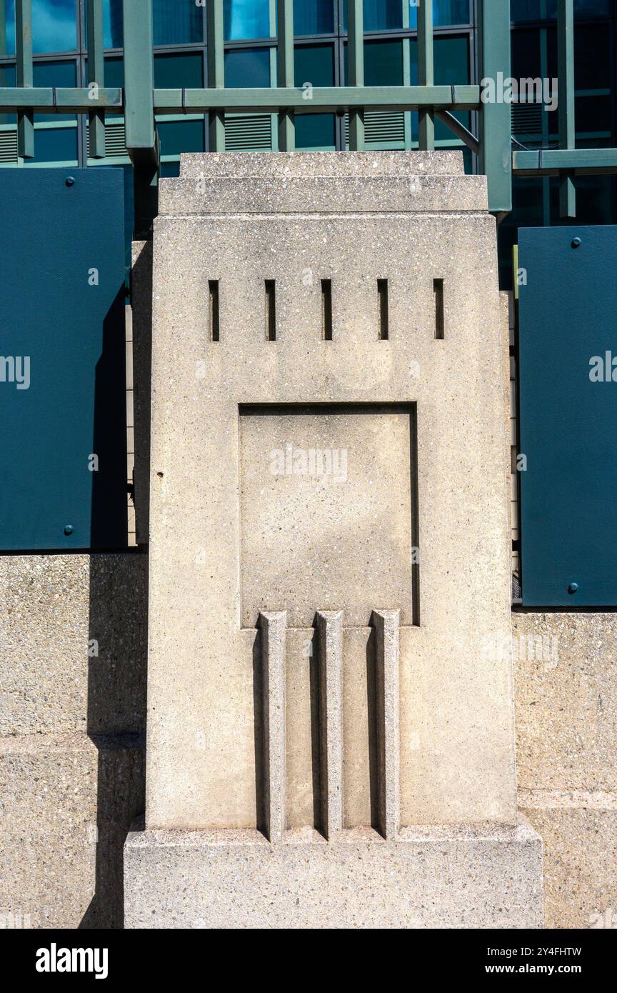 Londra, Regno Unito. Quartier generale del Secret Intelligence Service (MI6), 85 Albert Embankment. Finito il 1992 (Arch: Sir Terry Farrell) con influe revival Art Deco Foto Stock