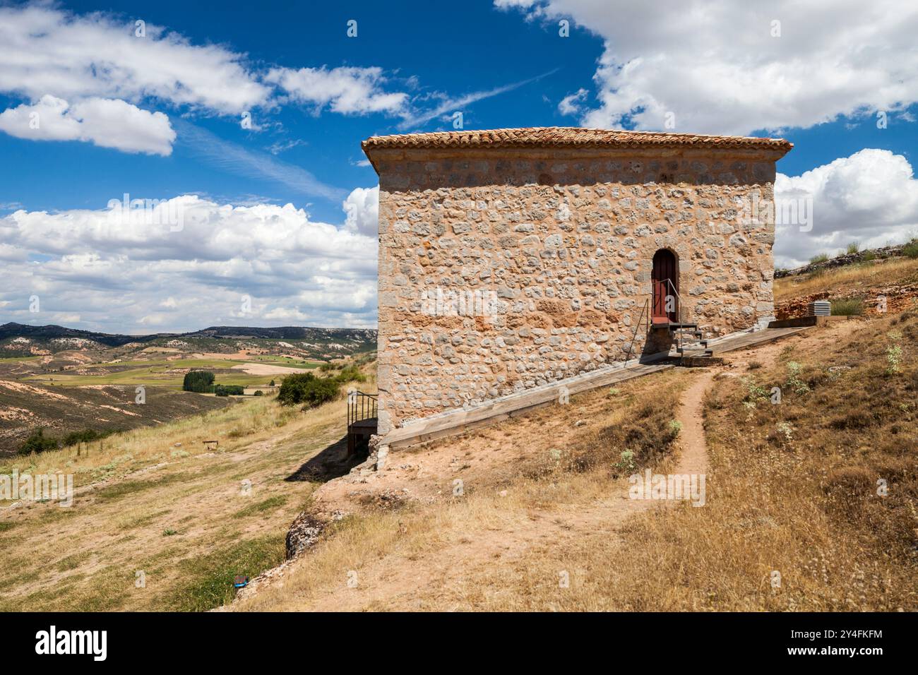 Il Santuario di San Baudelio de Berlanga sorge su un'antica moschea, con diversi affreschi e semplici murature in un paesaggio sereno. Foto Stock