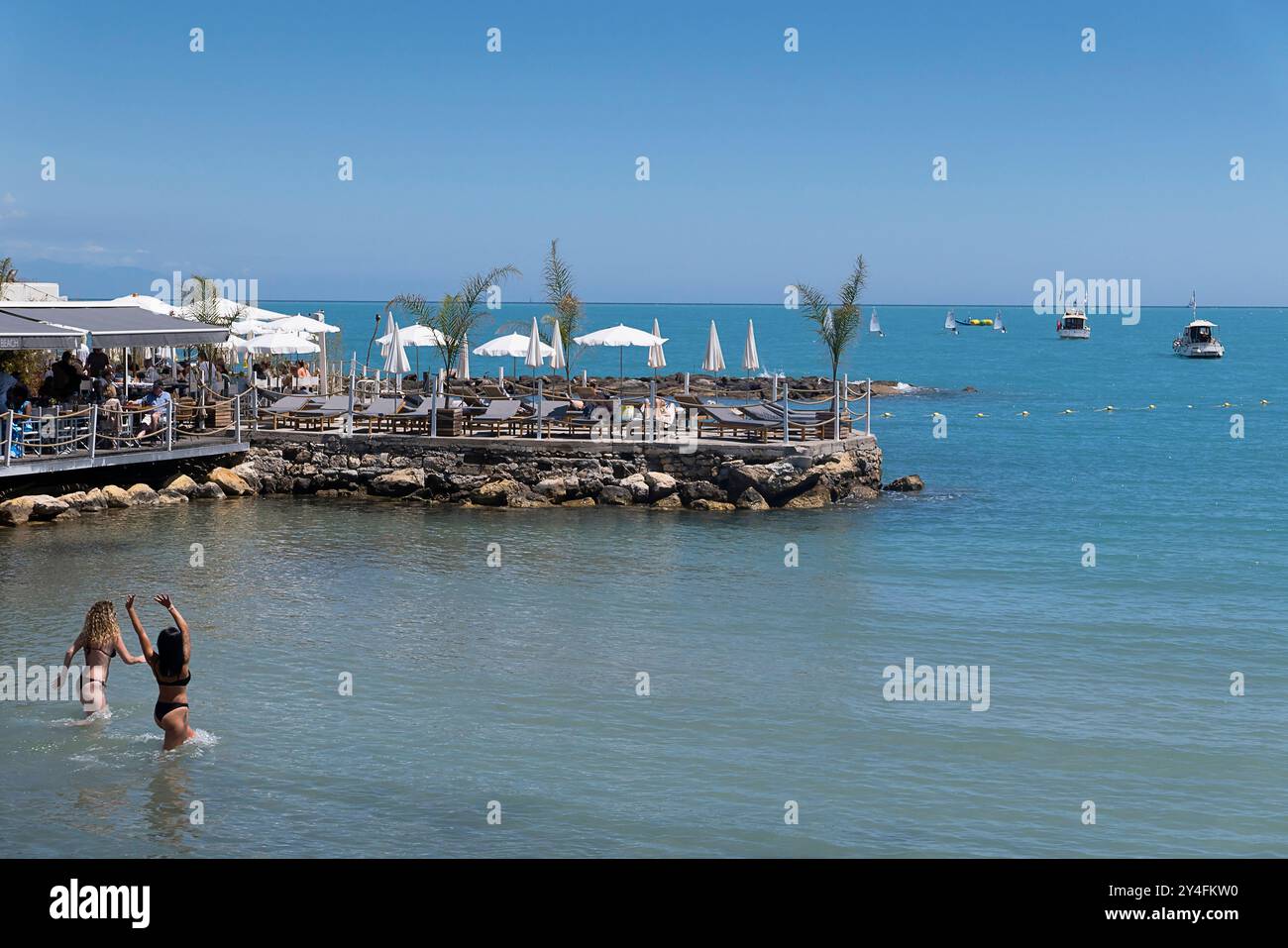 Francia, Provenza-Alpi-Costa Azzurra, Antibes, Molo con caffetteria sulla Plage du Ponteil. Foto Stock