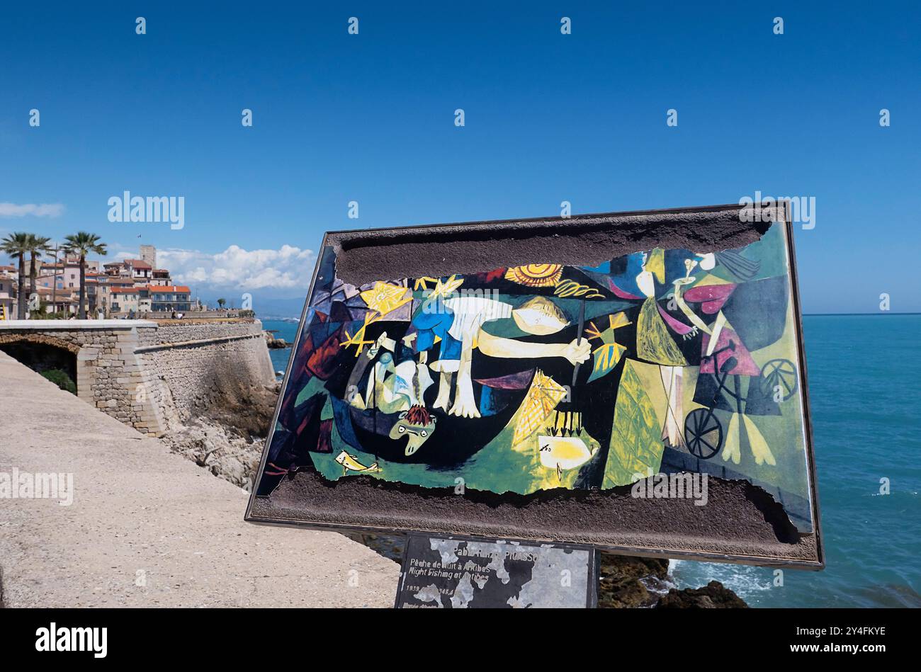 Francia, Provenza-Alpi-Costa Azzurra, Antibes, bastioni della città vecchia e costa, guardando il museo Picasso da Av. Du General Maiziere. Foto Stock