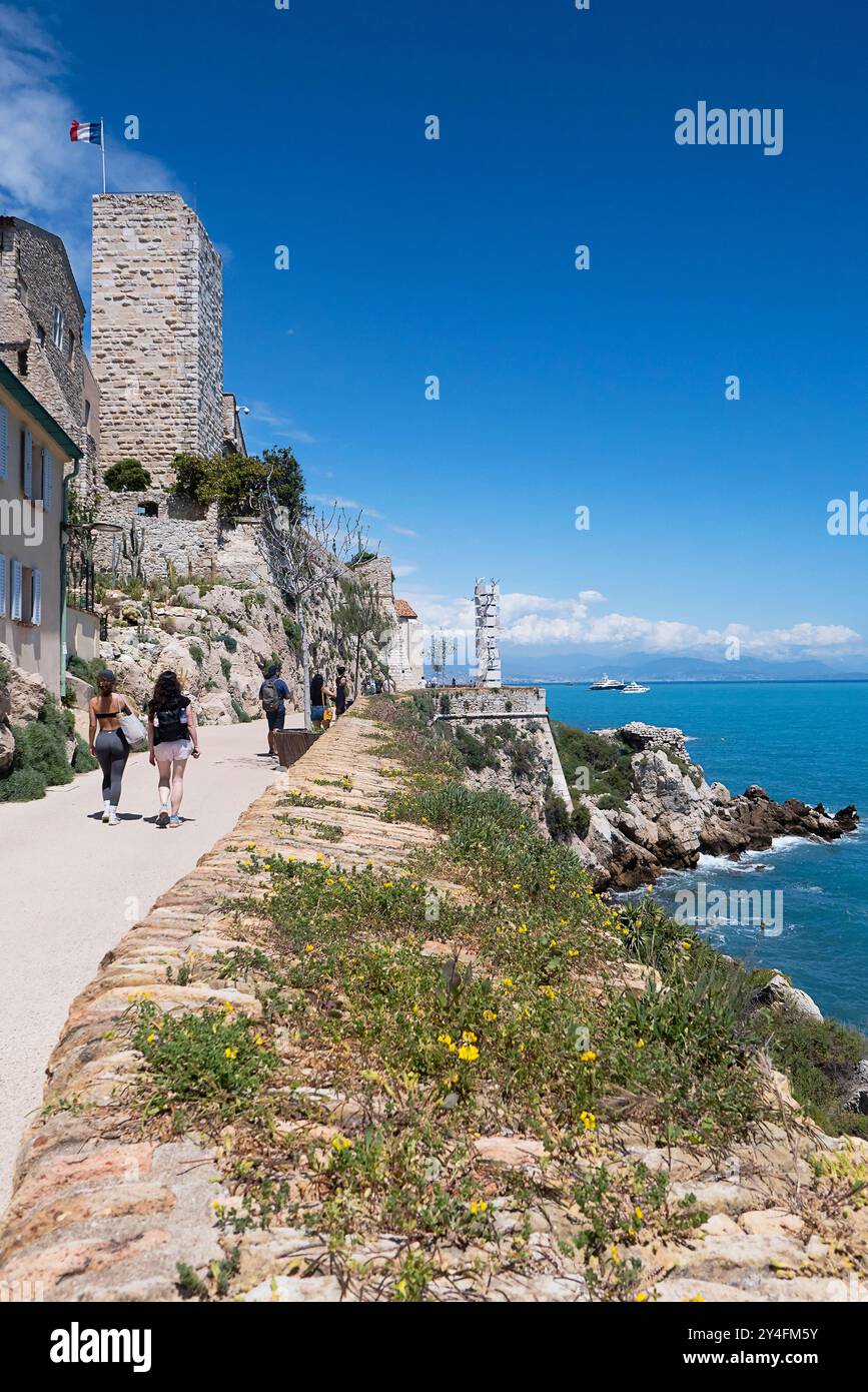 Francia, Provenza-Alpi-Costa Azzurra, Antibes, bastioni della città vecchia e costa, vista verso il museo Picasso. Foto Stock