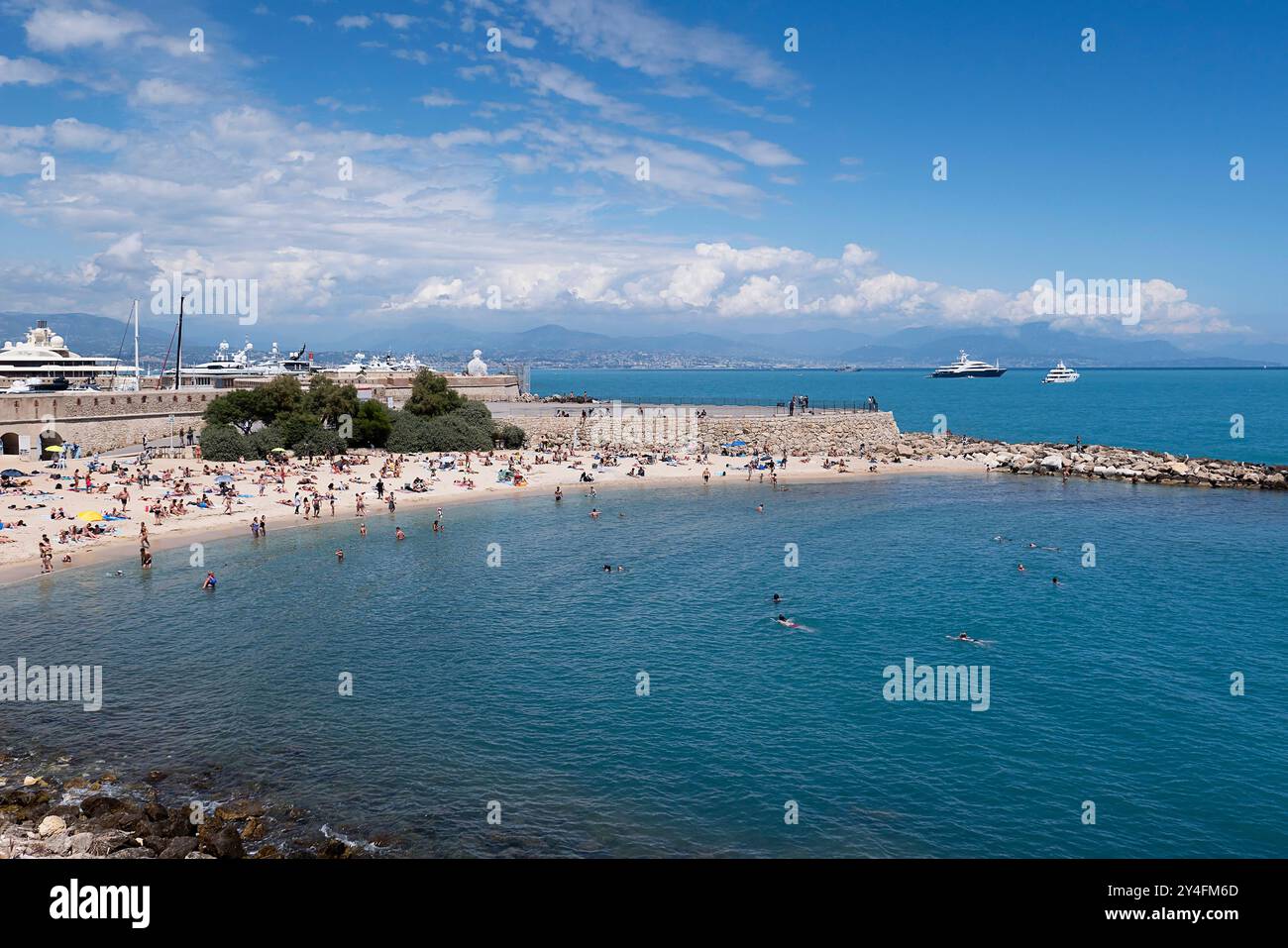 Francia, Provenza-Alpi-Costa Azzurra, Antibes, gente che prende il sole sulla Plage de la Gravette. Foto Stock