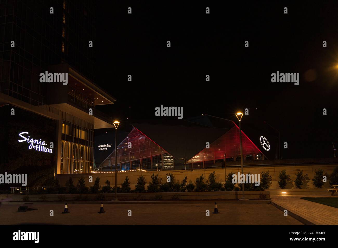 Un grande edificio con un cartello con scritto 'Sigia Hilton'. L'edificio è illuminato di notte Foto Stock