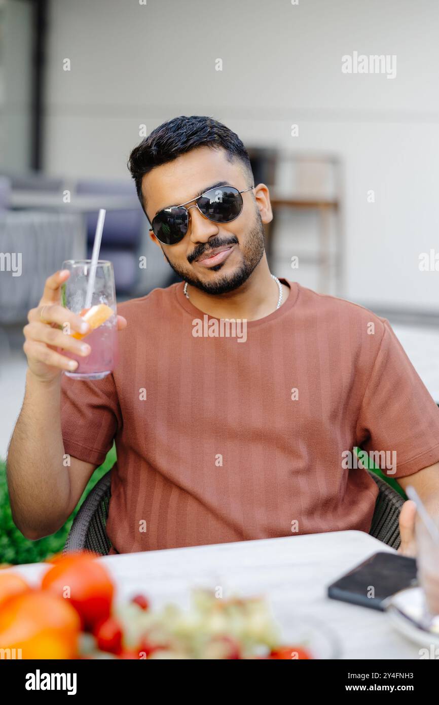 Uomo aperitivo amici immagini e fotografie stock ad alta risoluzione Alamy