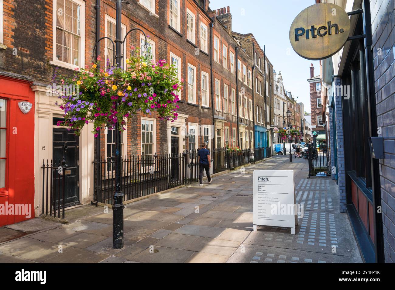 Ammira Meard Street, una strada pedonale del periodo georgiano che collega Wardour Street e Dean Street Soho Londra, Inghilterra, Regno Unito Foto Stock