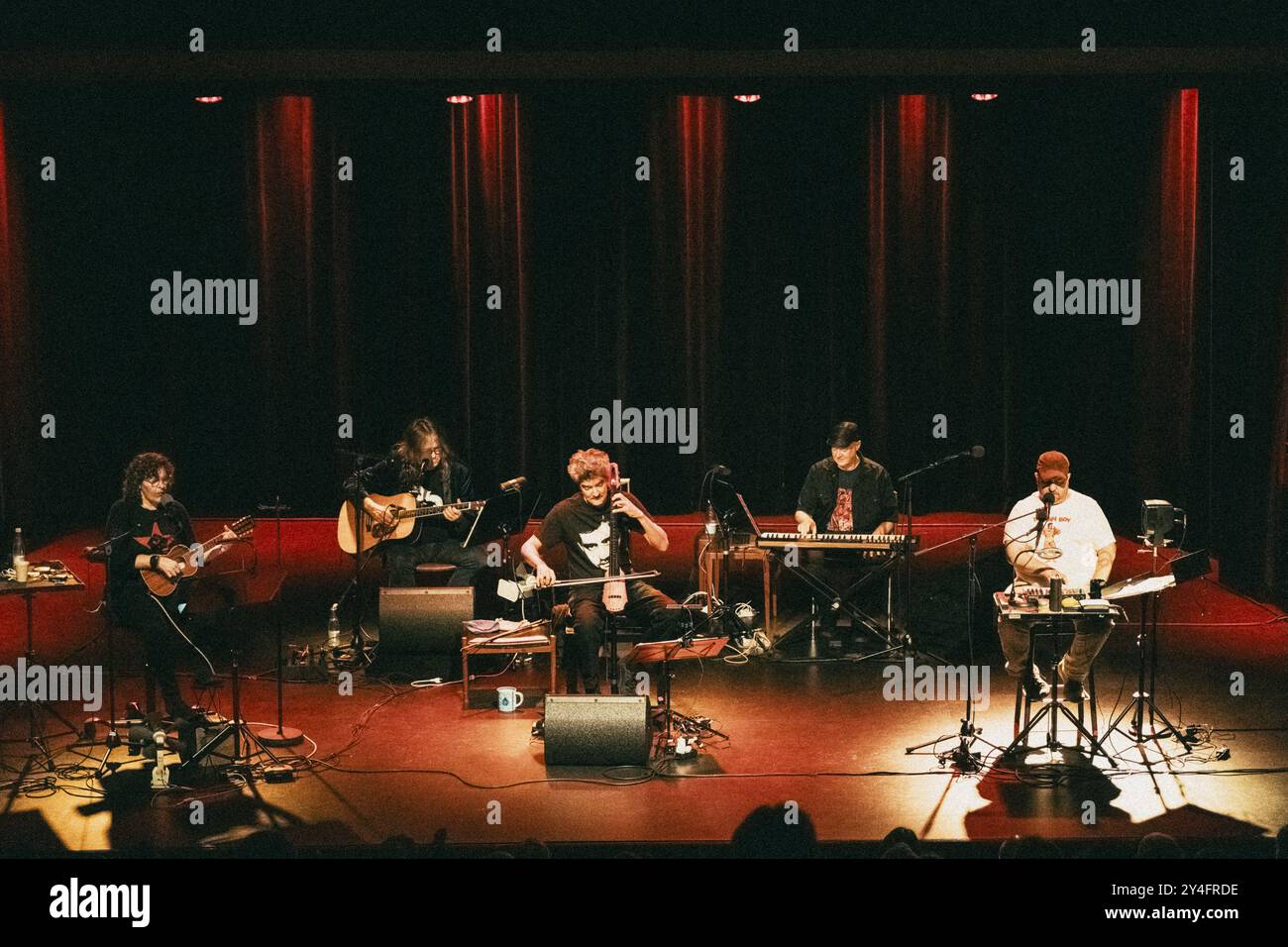 Copenaghen, Danimarca. 17 settembre 2024. La band americana The Magnetic Fields esegue un concerto dal vivo al Bremen Teater di Copenaghen. Credito: Gonzales Photo/Alamy Live News Foto Stock